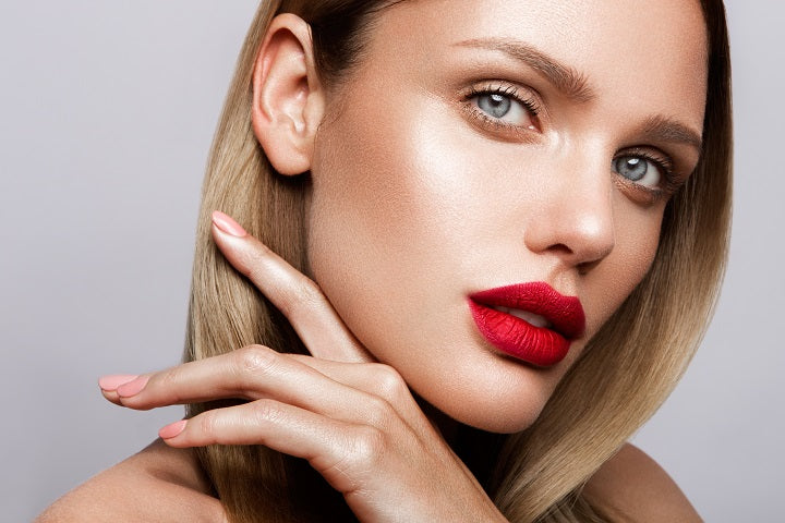 Blondynka z makijażem glow i czerwonymi ustami